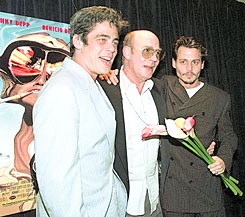 מימין: ג'וני דפ, האנטר תומפסון ובניסיו דל טורו בבכורת הסרט "פחד ותיעוב בלאס וגאס" ב-1998